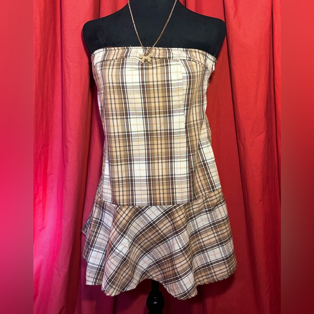 BRAND NEW Shades of Nude Plaid Strapless Dress🤎 perfect for a night out! So cute